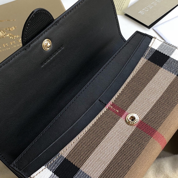 バーバリー財布着用イメージ